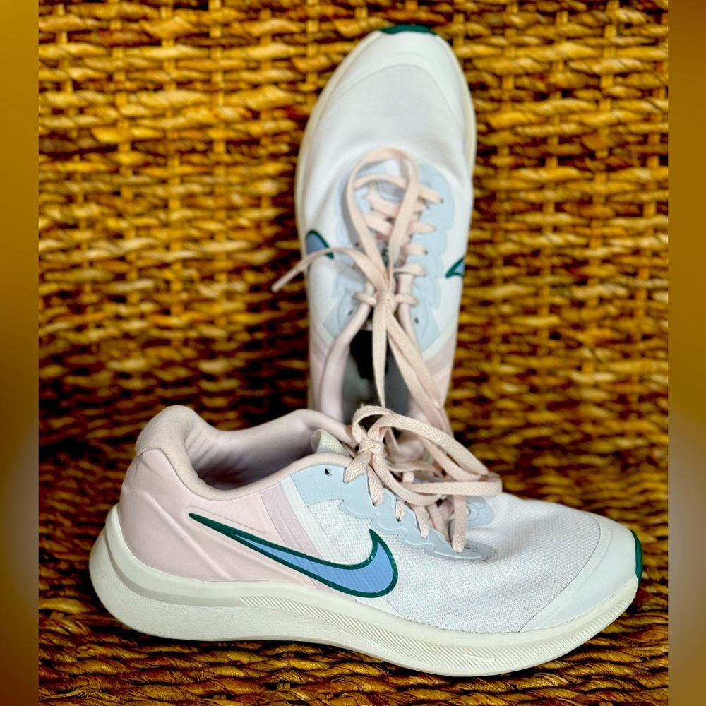 Nike Star Runners Sz 4.5 Big Kids